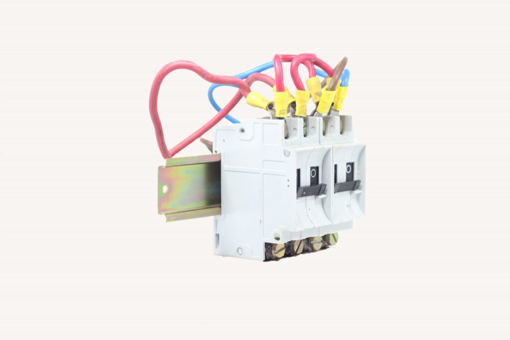 electric-circuit-breaker-isolated-on-a-white-backg-2025-02-02-23-43-20-utc jordfelsbrytare löser ut